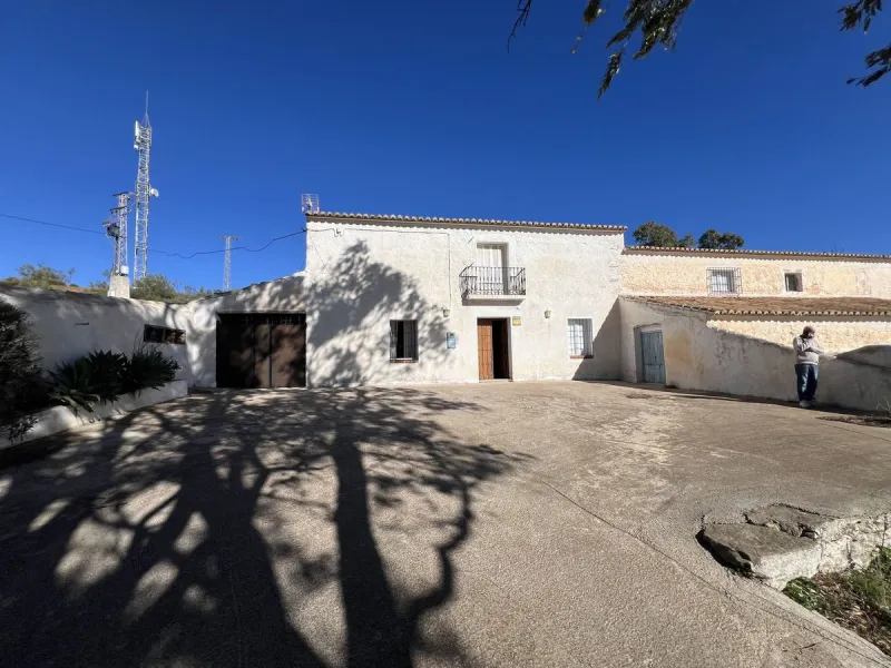 This is an exclusive Cortijo, completely different from others, because there is nothing similar with these dimensions for sale anywhere, much less at this price, in the municipality of Casabermeja.
