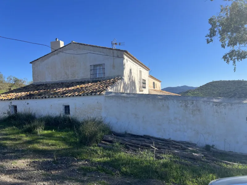 This is an exclusive Cortijo, completely different from others, because there is nothing similar with these dimensions for sale anywhere, much less at this price, in the municipality of Casabermeja.