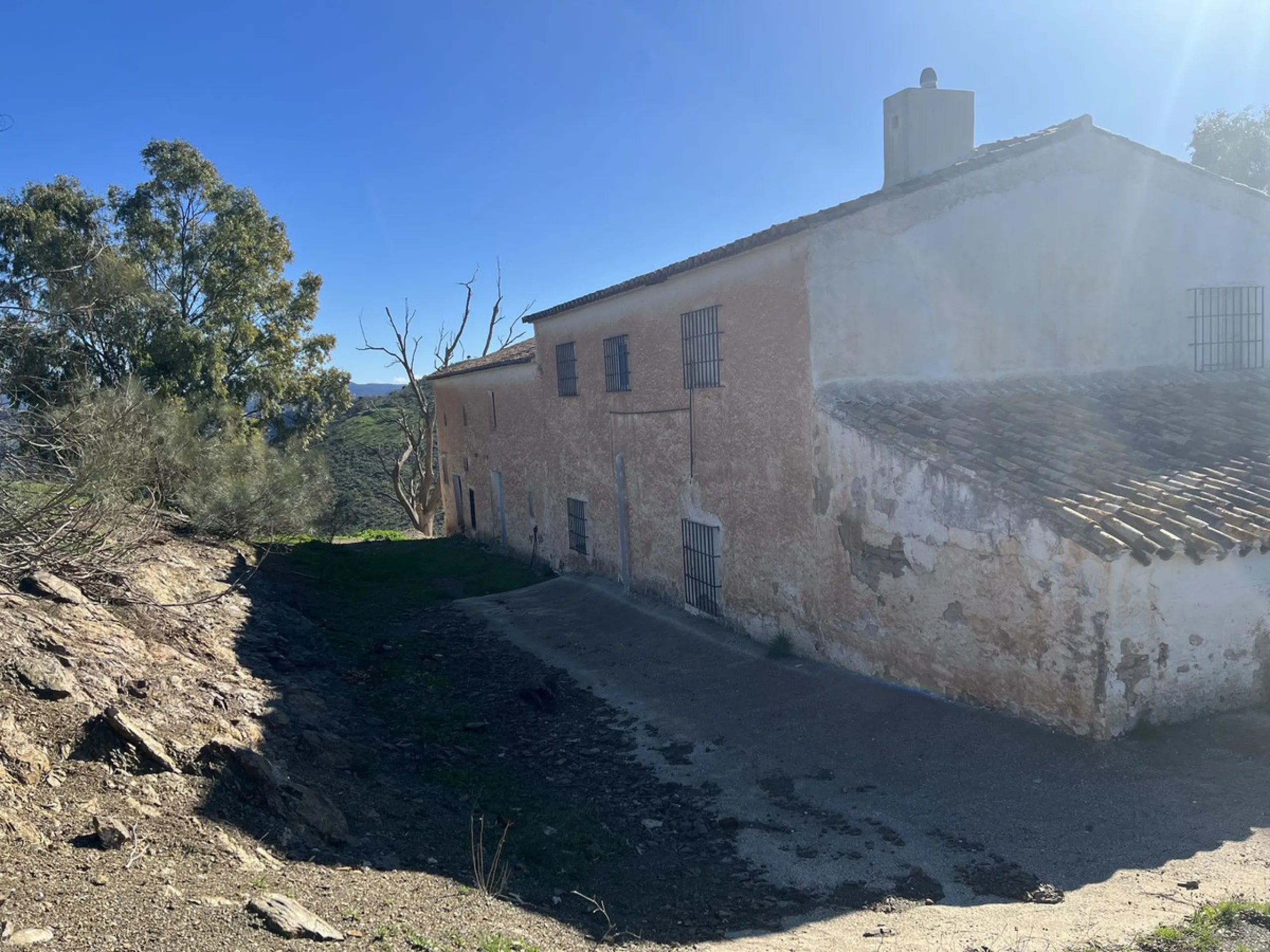 This is an exclusive Cortijo, completely different from others, because there is nothing similar with these dimensions for sale anywhere, much less at this price, in the municipality of Casabermeja.