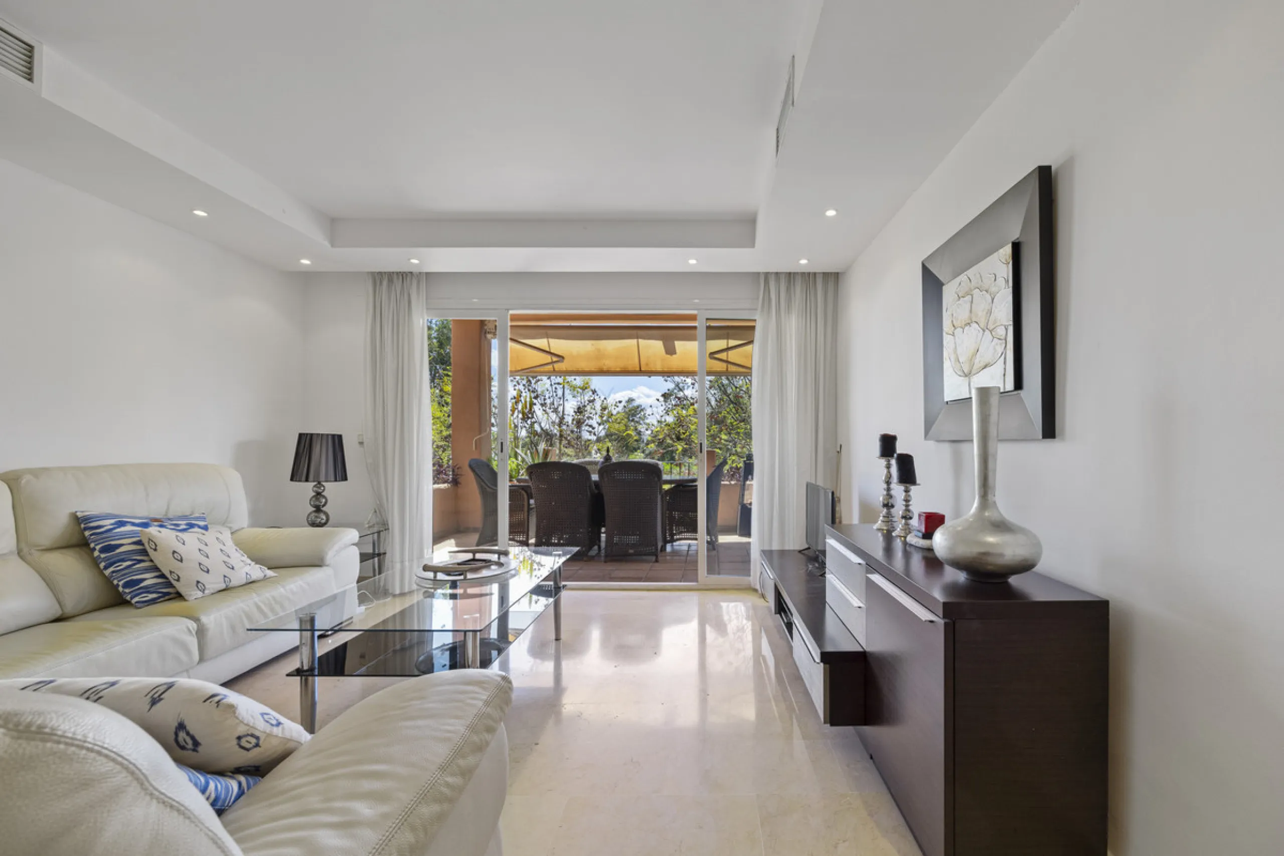 Located in the prestigious Golden Mile of Marbella, this beautifully presented four-bedroom, three-bathroom apartment offers a luxurious lifestyle in one of the most sought-after areas on the Costa del Sol. Set within a secure gated urbanisation with 24-h