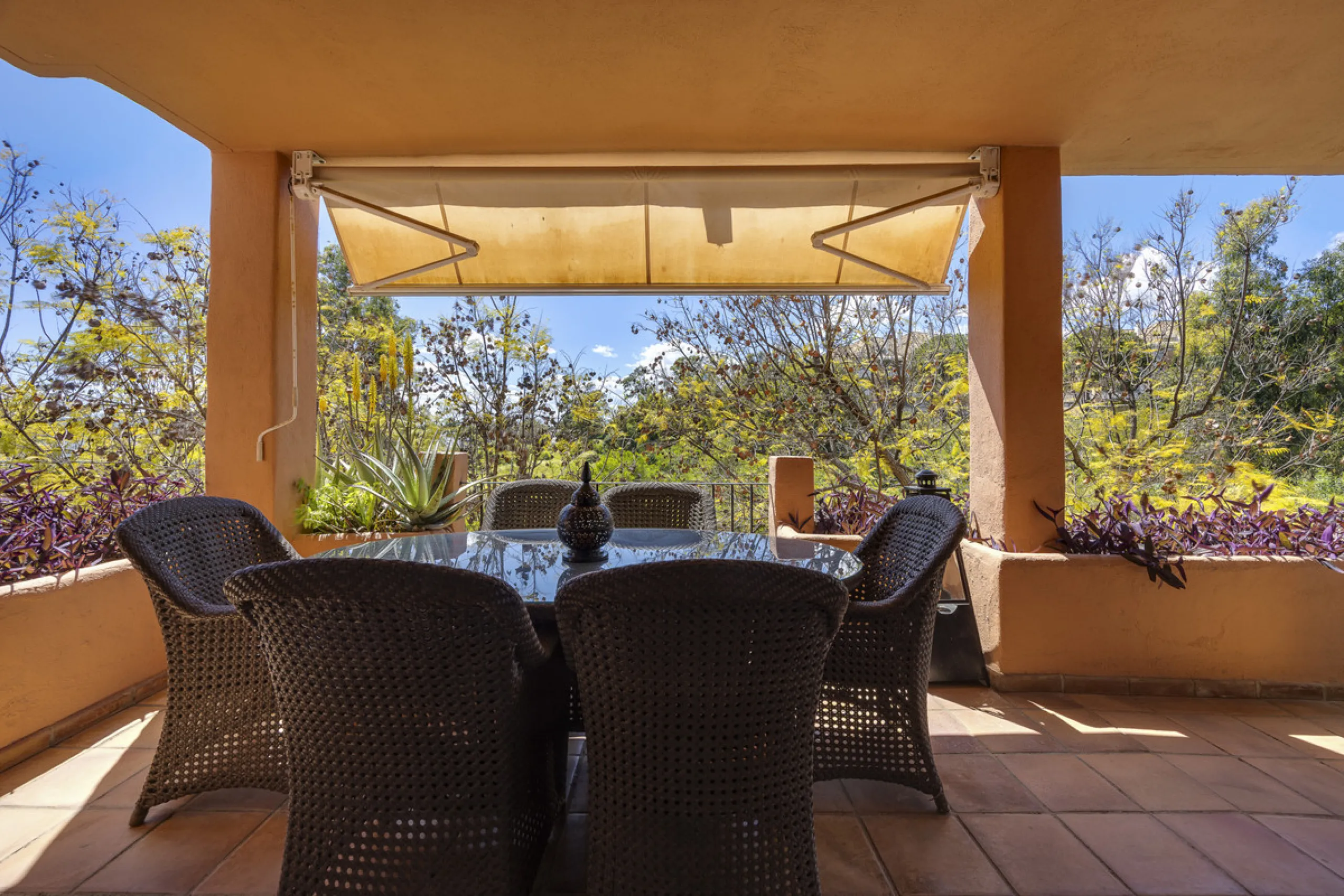 Located in the prestigious Golden Mile of Marbella, this beautifully presented four-bedroom, three-bathroom apartment offers a luxurious lifestyle in one of the most sought-after areas on the Costa del Sol. Set within a secure gated urbanisation with 24-h