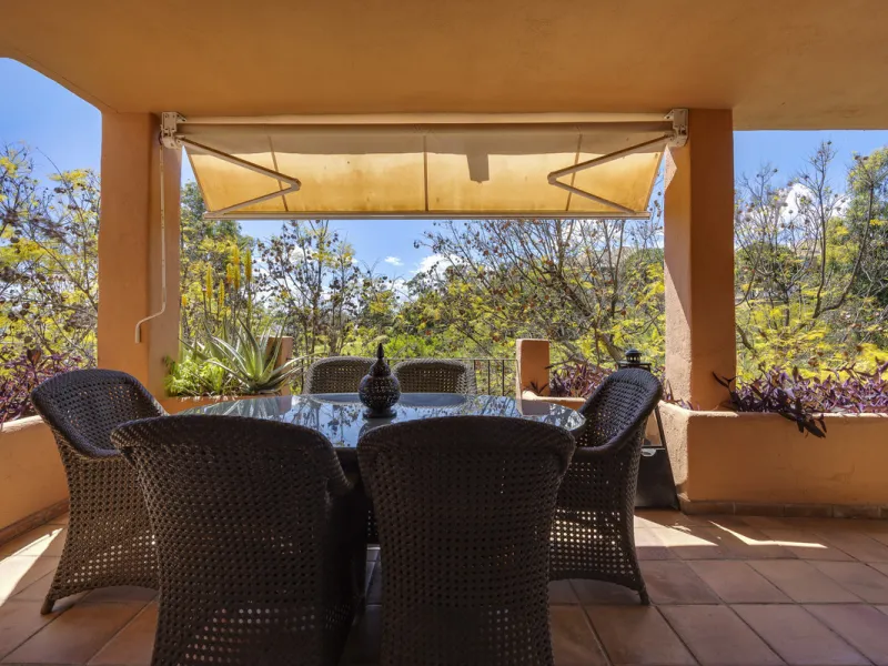 Located in the prestigious Golden Mile of Marbella, this beautifully presented four-bedroom, three-bathroom apartment offers a luxurious lifestyle in one of the most sought-after areas on the Costa del Sol. Set within a secure gated urbanisation with 24-h