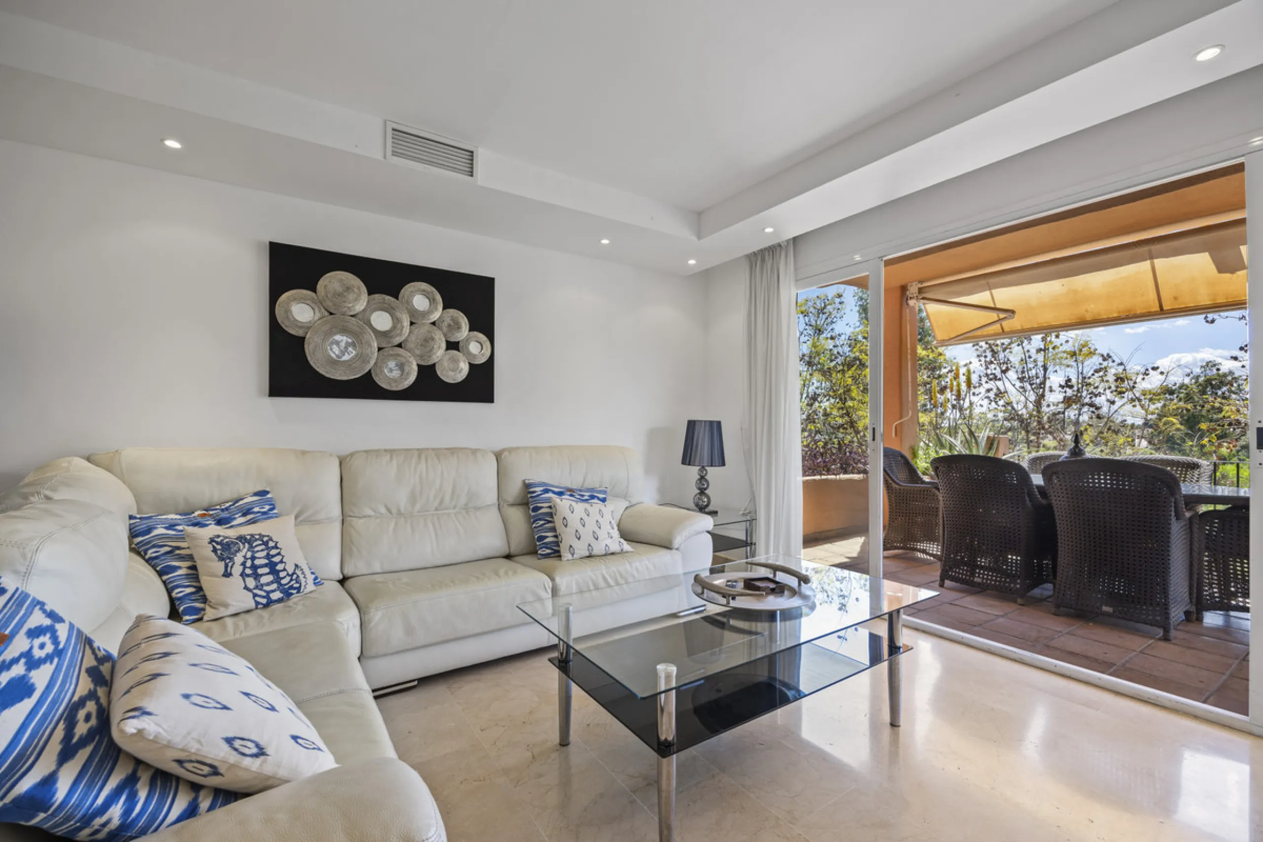 Located in the prestigious Golden Mile of Marbella, this beautifully presented four-bedroom, three-bathroom apartment offers a luxurious lifestyle in one of the most sought-after areas on the Costa del Sol. Set within a secure gated urbanisation with 24-h