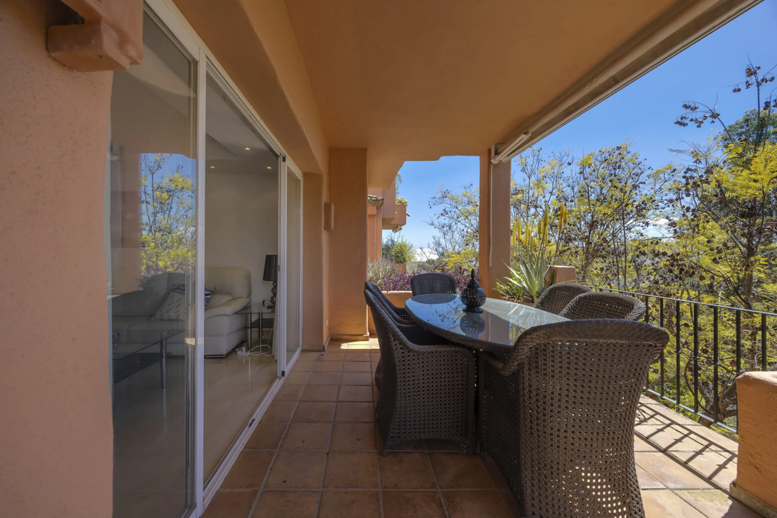 Located in the prestigious Golden Mile of Marbella, this beautifully presented four-bedroom, three-bathroom apartment offers a luxurious lifestyle in one of the most sought-after areas on the Costa del Sol. Set within a secure gated urbanisation with 24-h