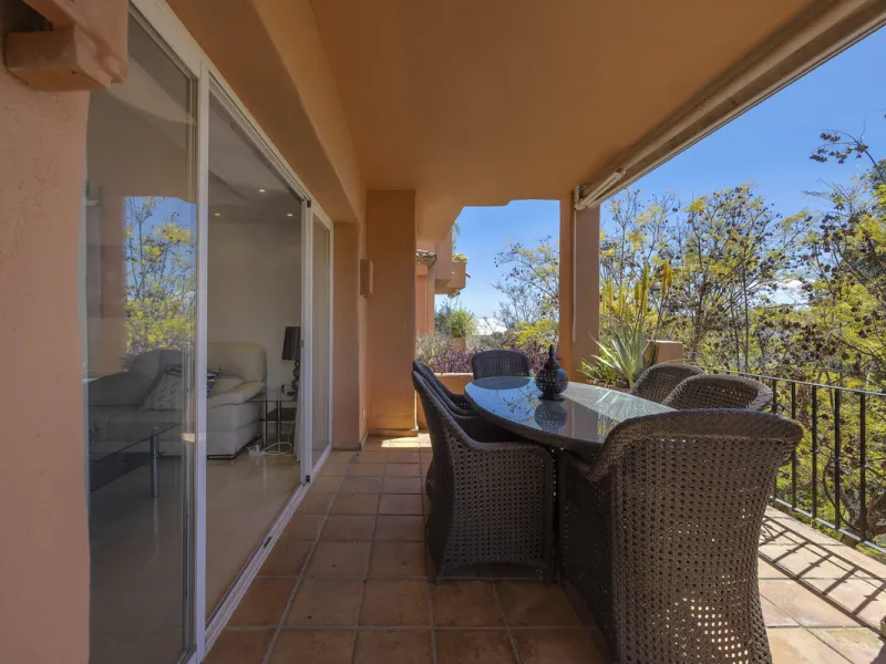Located in the prestigious Golden Mile of Marbella, this beautifully presented four-bedroom, three-bathroom apartment offers a luxurious lifestyle in one of the most sought-after areas on the Costa del Sol. Set within a secure gated urbanisation with 24-h