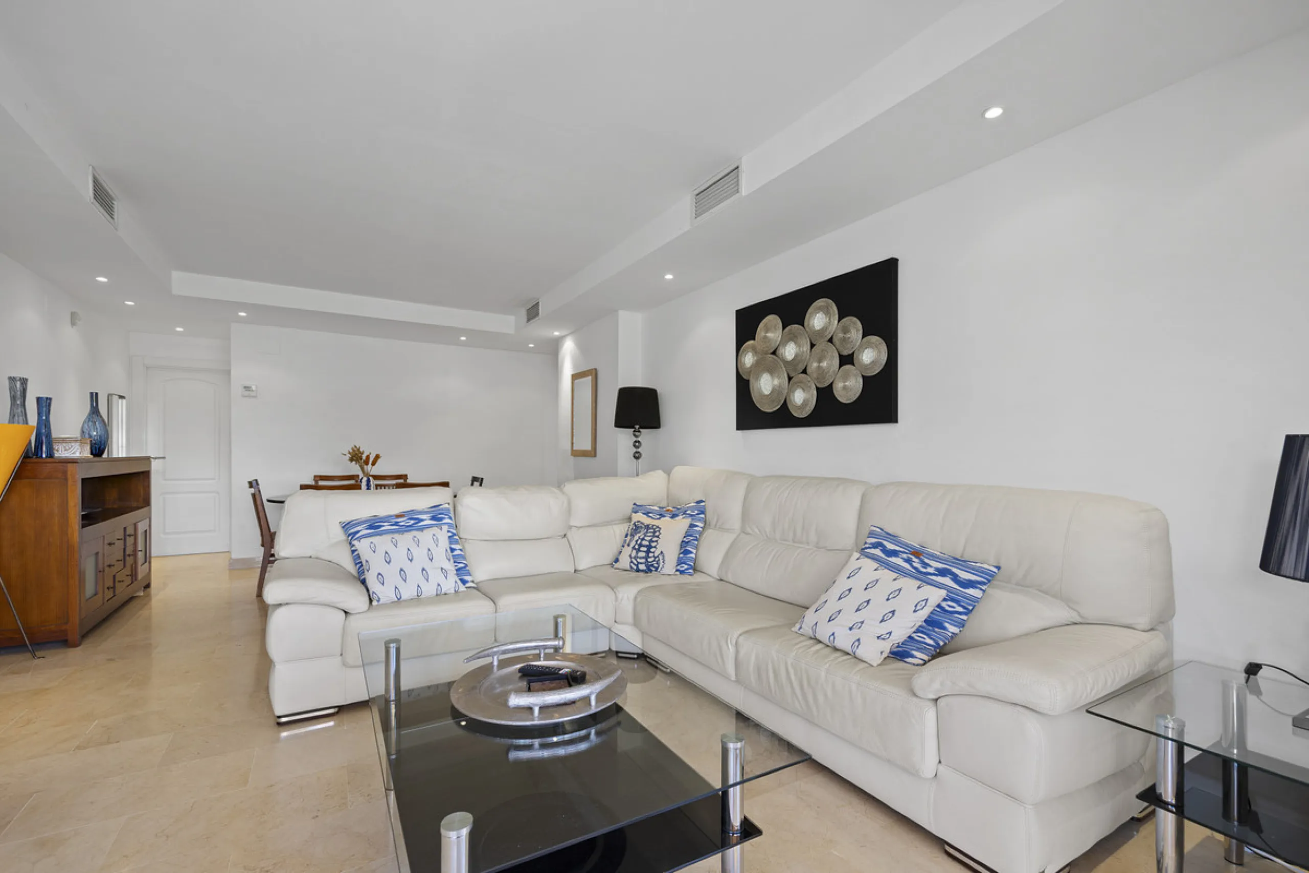Located in the prestigious Golden Mile of Marbella, this beautifully presented four-bedroom, three-bathroom apartment offers a luxurious lifestyle in one of the most sought-after areas on the Costa del Sol. Set within a secure gated urbanisation with 24-h