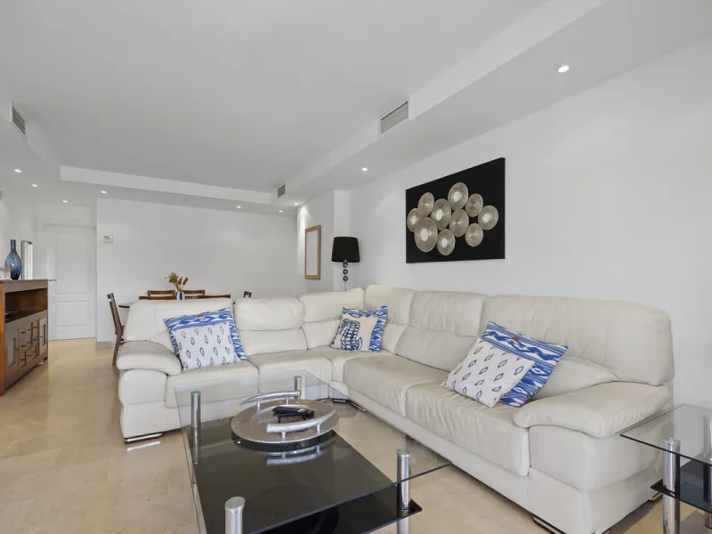 Located in the prestigious Golden Mile of Marbella, this beautifully presented four-bedroom, three-bathroom apartment offers a luxurious lifestyle in one of the most sought-after areas on the Costa del Sol. Set within a secure gated urbanisation with 24-h