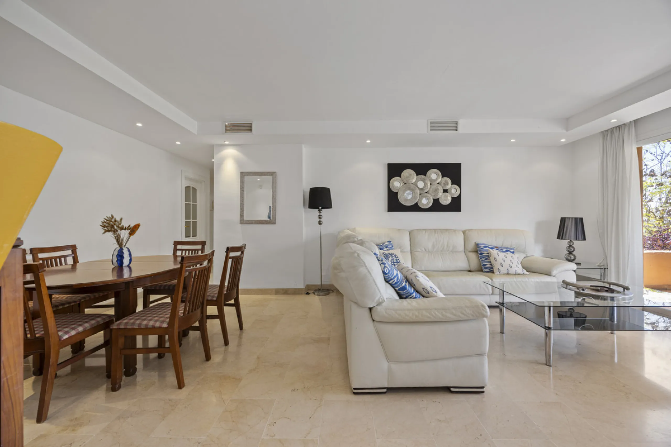 Located in the prestigious Golden Mile of Marbella, this beautifully presented four-bedroom, three-bathroom apartment offers a luxurious lifestyle in one of the most sought-after areas on the Costa del Sol. Set within a secure gated urbanisation with 24-h
