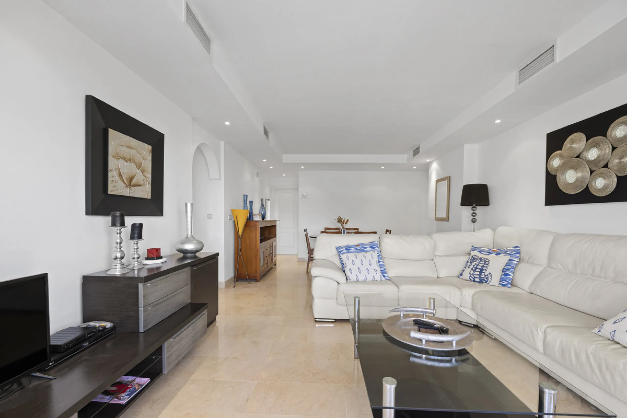 Located in the prestigious Golden Mile of Marbella, this beautifully presented four-bedroom, three-bathroom apartment offers a luxurious lifestyle in one of the most sought-after areas on the Costa del Sol. Set within a secure gated urbanisation with 24-h