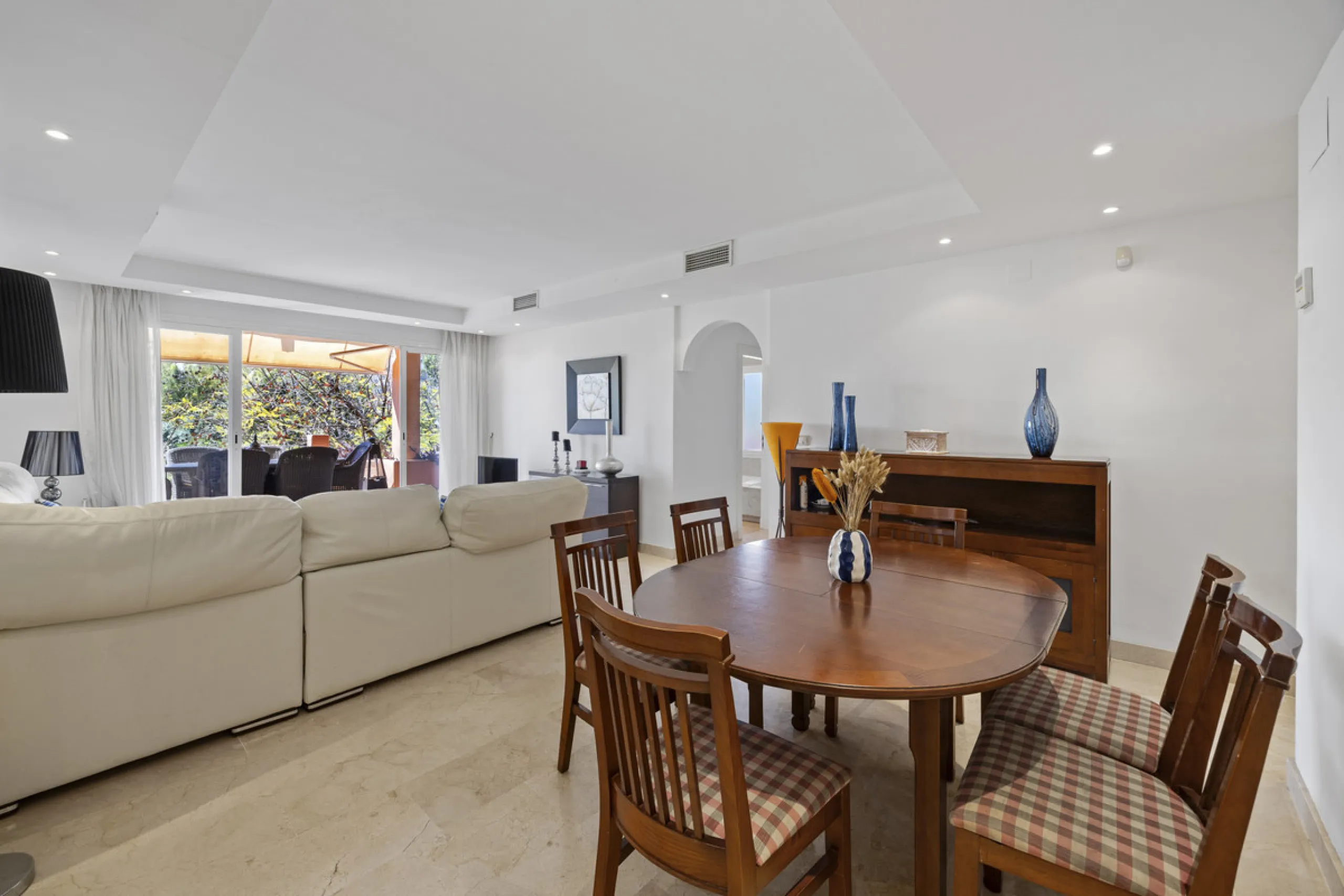 Located in the prestigious Golden Mile of Marbella, this beautifully presented four-bedroom, three-bathroom apartment offers a luxurious lifestyle in one of the most sought-after areas on the Costa del Sol. Set within a secure gated urbanisation with 24-h