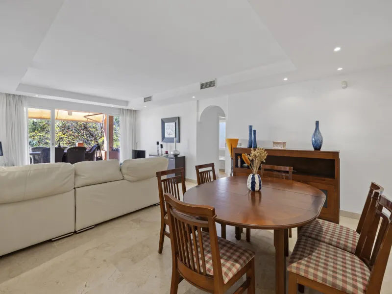Located in the prestigious Golden Mile of Marbella, this beautifully presented four-bedroom, three-bathroom apartment offers a luxurious lifestyle in one of the most sought-after areas on the Costa del Sol. Set within a secure gated urbanisation with 24-h