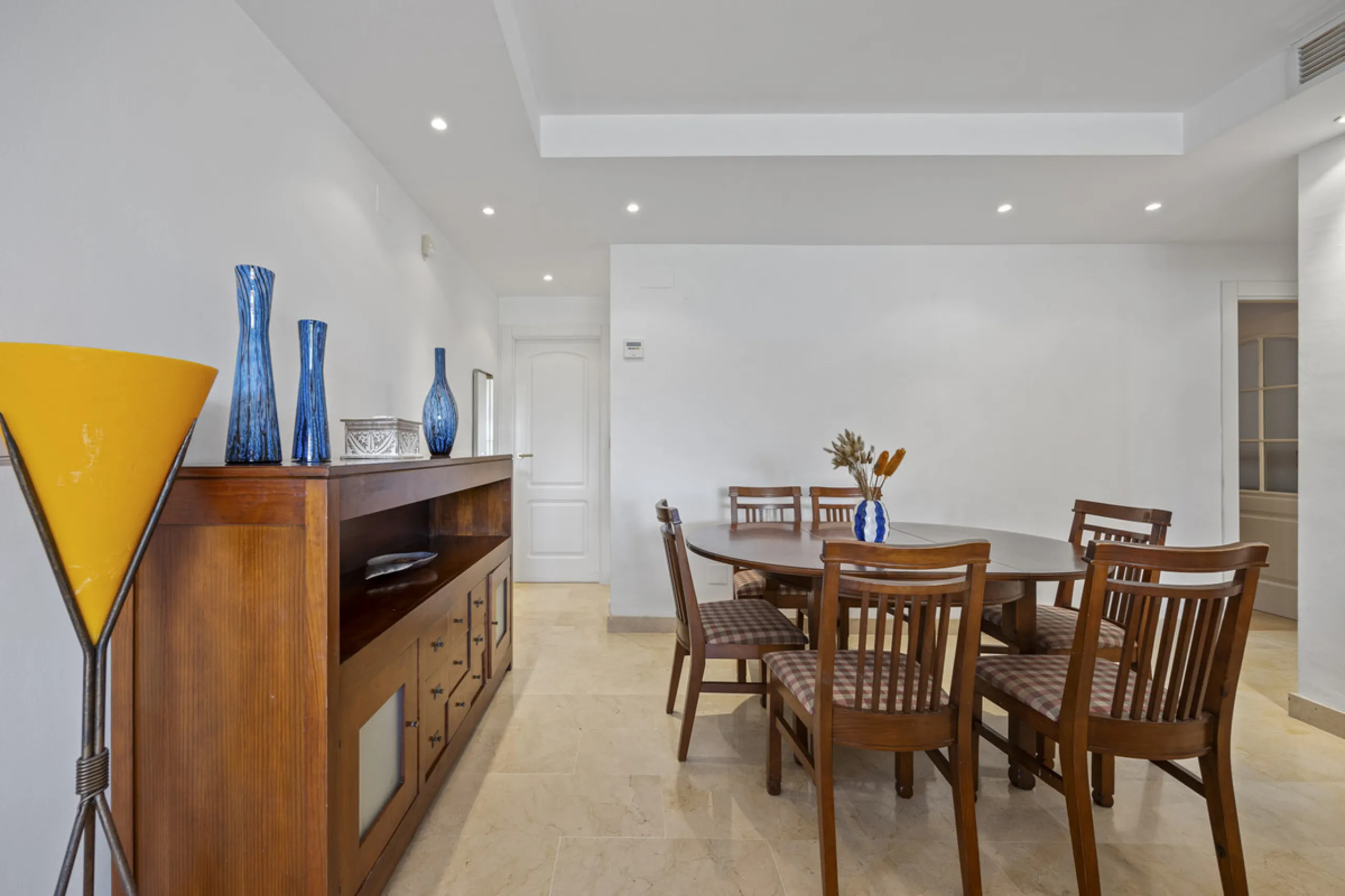 Located in the prestigious Golden Mile of Marbella, this beautifully presented four-bedroom, three-bathroom apartment offers a luxurious lifestyle in one of the most sought-after areas on the Costa del Sol. Set within a secure gated urbanisation with 24-h
