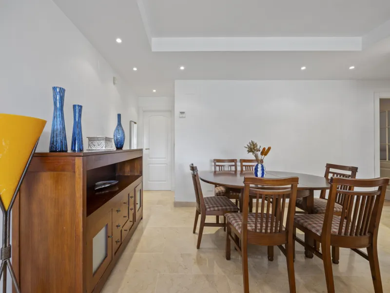 Located in the prestigious Golden Mile of Marbella, this beautifully presented four-bedroom, three-bathroom apartment offers a luxurious lifestyle in one of the most sought-after areas on the Costa del Sol. Set within a secure gated urbanisation with 24-h