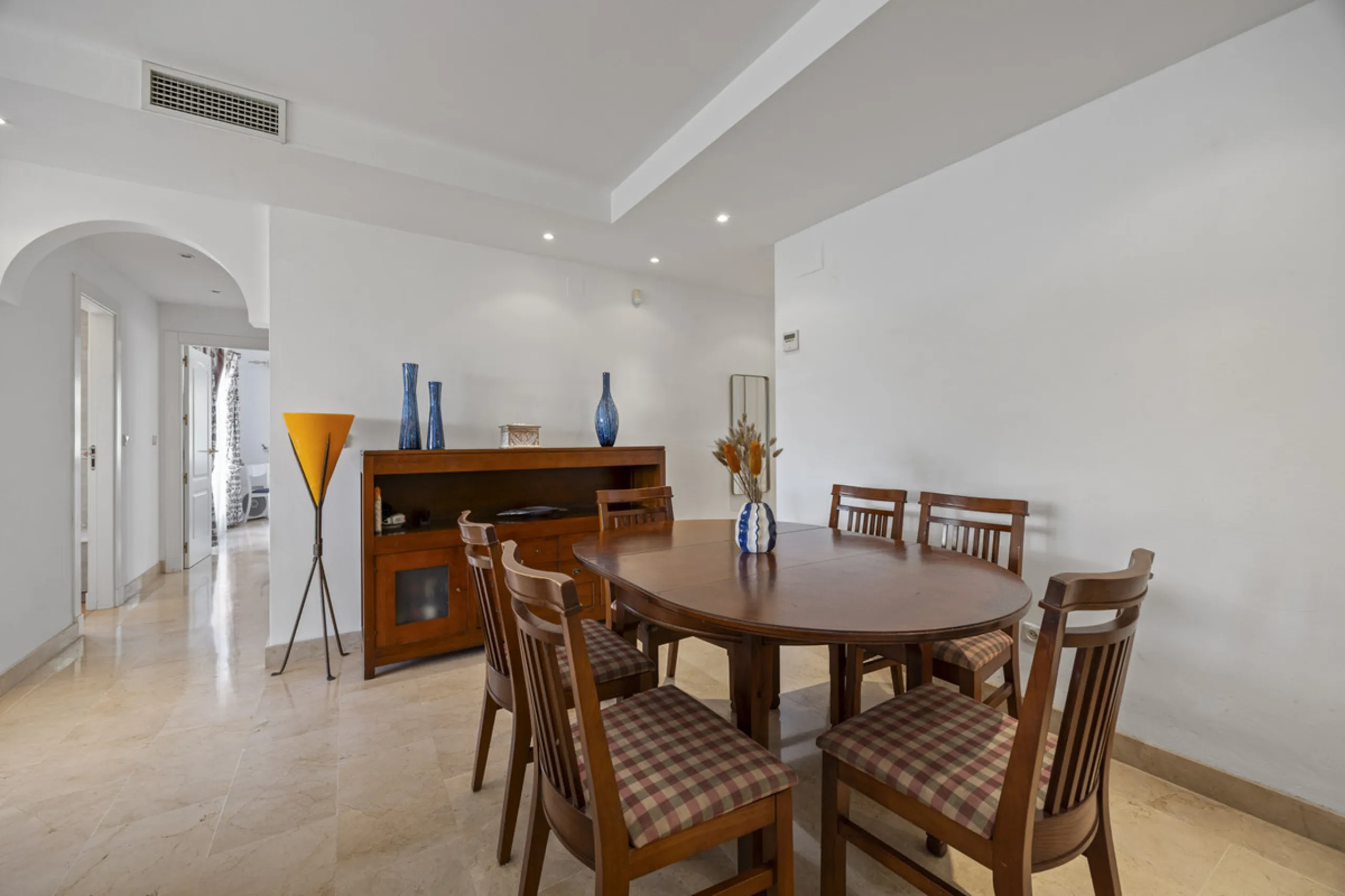 Located in the prestigious Golden Mile of Marbella, this beautifully presented four-bedroom, three-bathroom apartment offers a luxurious lifestyle in one of the most sought-after areas on the Costa del Sol. Set within a secure gated urbanisation with 24-h
