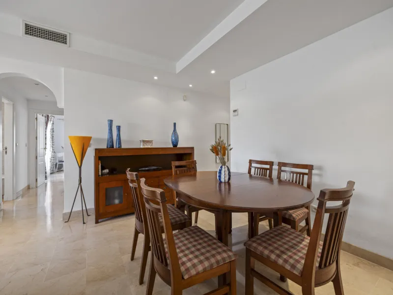 Located in the prestigious Golden Mile of Marbella, this beautifully presented four-bedroom, three-bathroom apartment offers a luxurious lifestyle in one of the most sought-after areas on the Costa del Sol. Set within a secure gated urbanisation with 24-h