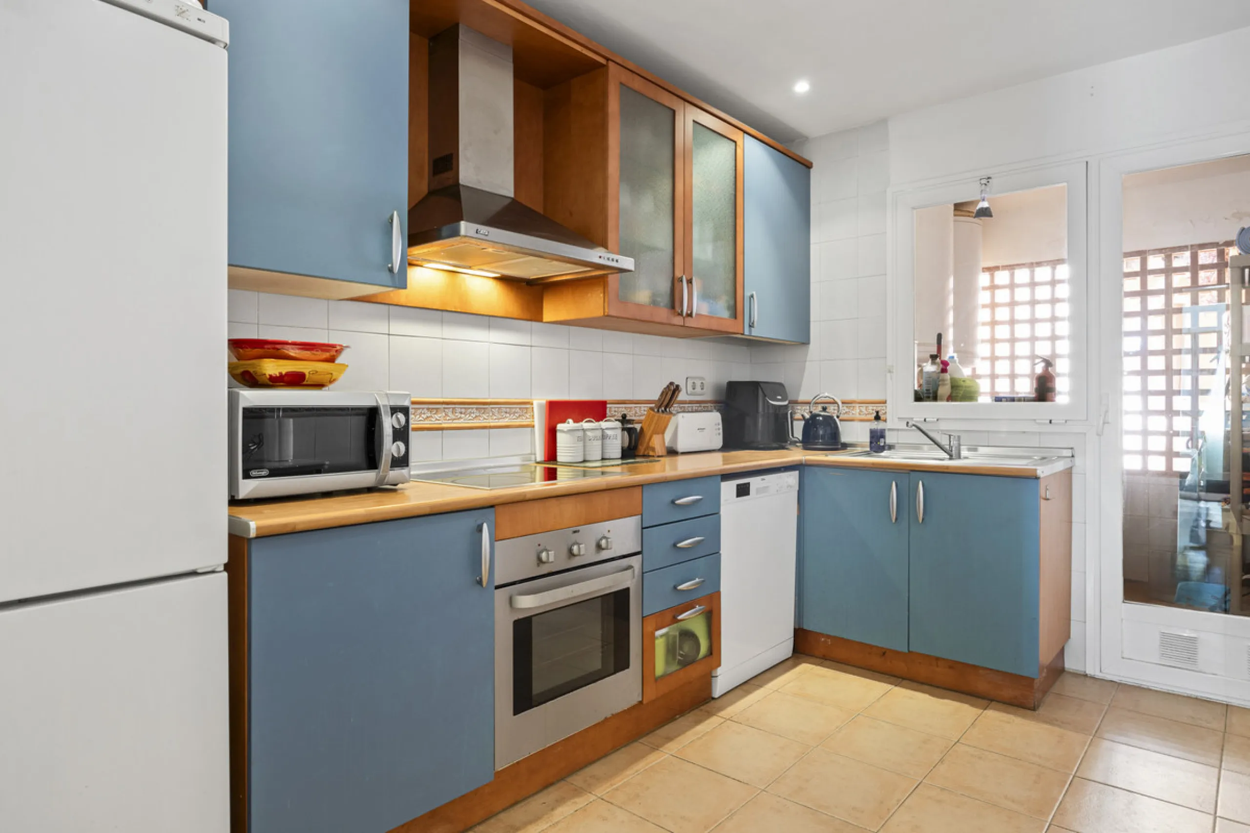 Located in the prestigious Golden Mile of Marbella, this beautifully presented four-bedroom, three-bathroom apartment offers a luxurious lifestyle in one of the most sought-after areas on the Costa del Sol. Set within a secure gated urbanisation with 24-h