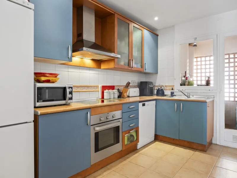 Located in the prestigious Golden Mile of Marbella, this beautifully presented four-bedroom, three-bathroom apartment offers a luxurious lifestyle in one of the most sought-after areas on the Costa del Sol. Set within a secure gated urbanisation with 24-h