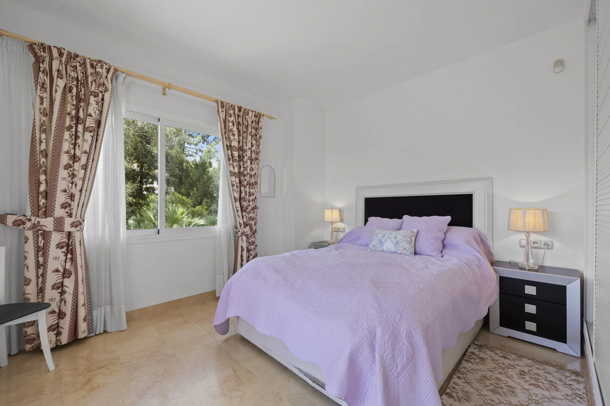 Located in the prestigious Golden Mile of Marbella, this beautifully presented four-bedroom, three-bathroom apartment offers a luxurious lifestyle in one of the most sought-after areas on the Costa del Sol. Set within a secure gated urbanisation with 24-h
