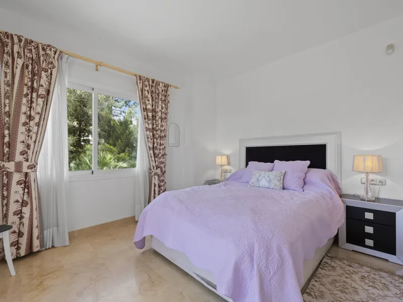 Located in the prestigious Golden Mile of Marbella, this beautifully presented four-bedroom, three-bathroom apartment offers a luxurious lifestyle in one of the most sought-after areas on the Costa del Sol. Set within a secure gated urbanisation with 24-h