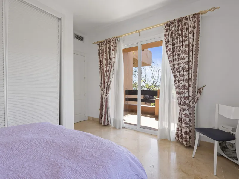 Located in the prestigious Golden Mile of Marbella, this beautifully presented four-bedroom, three-bathroom apartment offers a luxurious lifestyle in one of the most sought-after areas on the Costa del Sol. Set within a secure gated urbanisation with 24-h