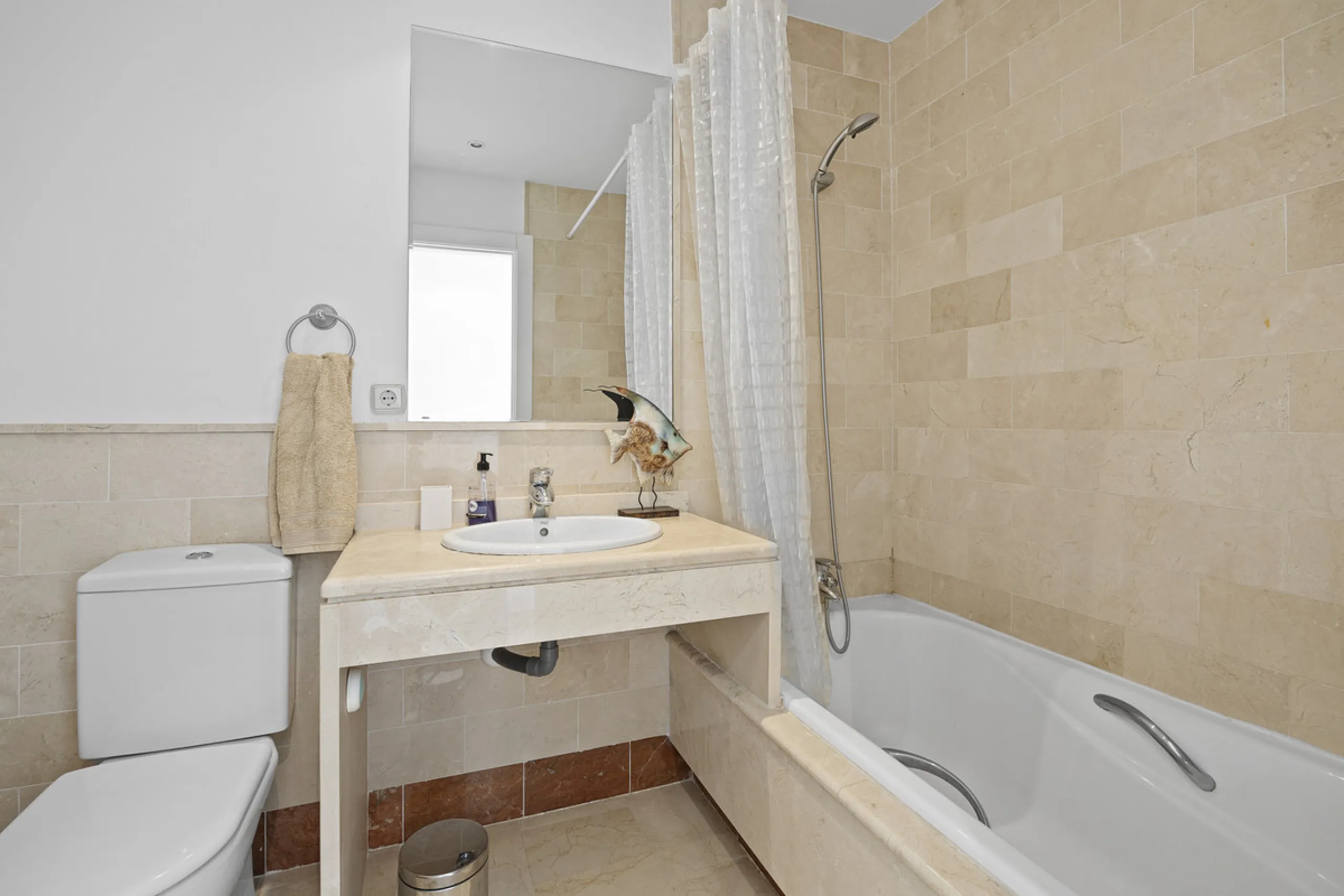 Located in the prestigious Golden Mile of Marbella, this beautifully presented four-bedroom, three-bathroom apartment offers a luxurious lifestyle in one of the most sought-after areas on the Costa del Sol. Set within a secure gated urbanisation with 24-h