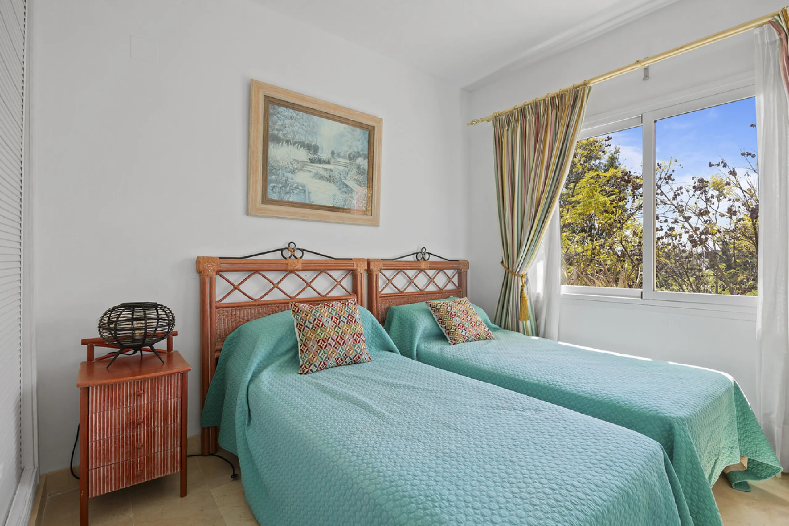 Located in the prestigious Golden Mile of Marbella, this beautifully presented four-bedroom, three-bathroom apartment offers a luxurious lifestyle in one of the most sought-after areas on the Costa del Sol. Set within a secure gated urbanisation with 24-h