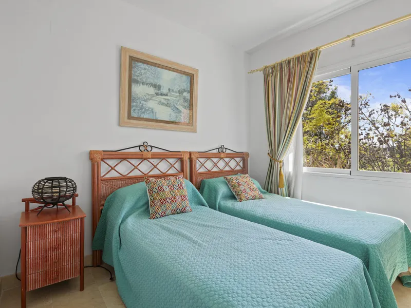 Located in the prestigious Golden Mile of Marbella, this beautifully presented four-bedroom, three-bathroom apartment offers a luxurious lifestyle in one of the most sought-after areas on the Costa del Sol. Set within a secure gated urbanisation with 24-h
