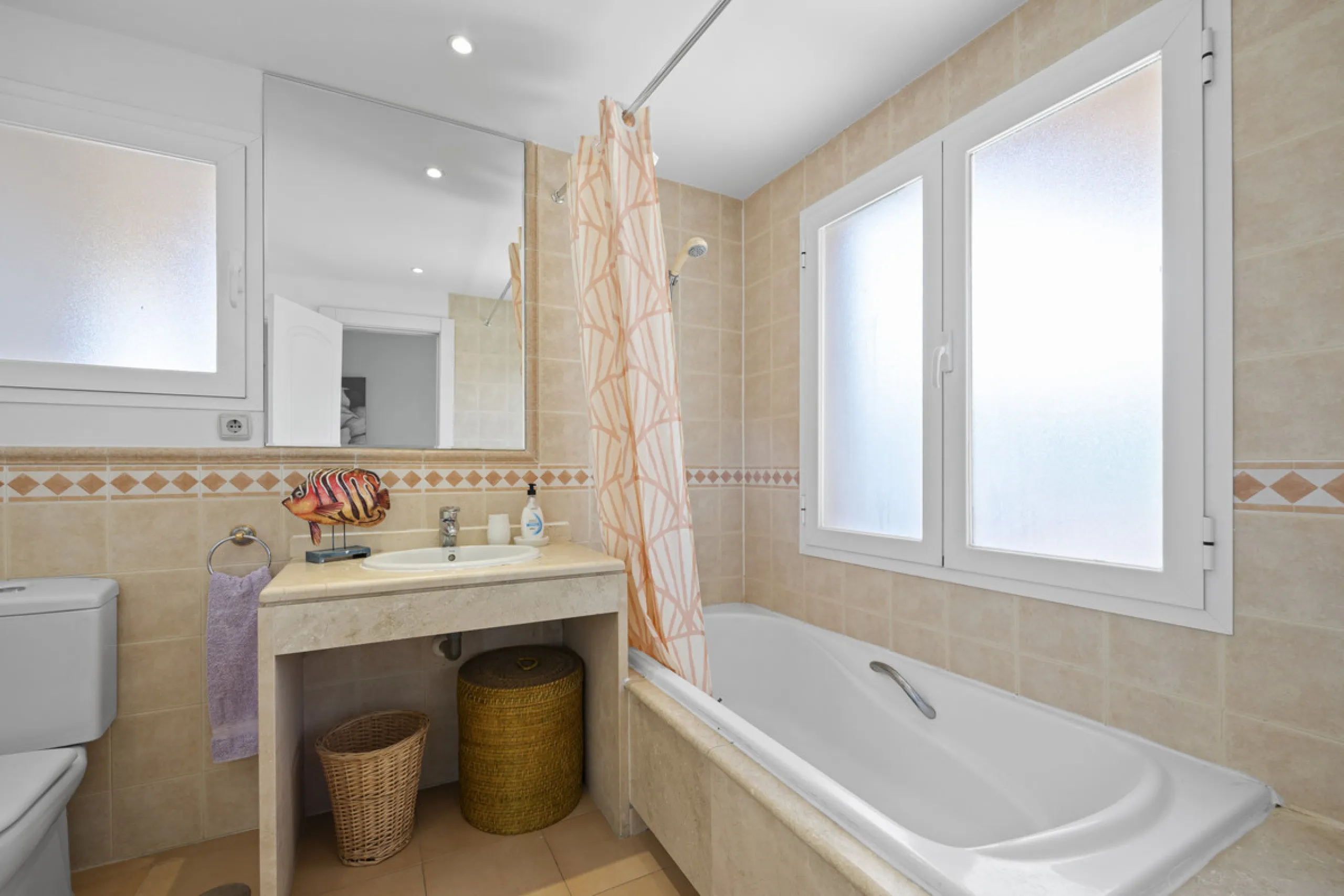 Located in the prestigious Golden Mile of Marbella, this beautifully presented four-bedroom, three-bathroom apartment offers a luxurious lifestyle in one of the most sought-after areas on the Costa del Sol. Set within a secure gated urbanisation with 24-h