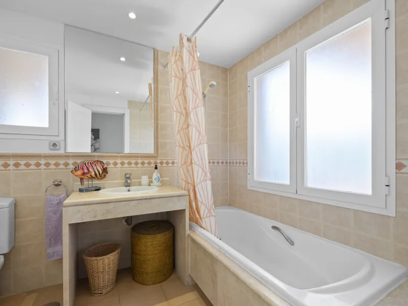 Located in the prestigious Golden Mile of Marbella, this beautifully presented four-bedroom, three-bathroom apartment offers a luxurious lifestyle in one of the most sought-after areas on the Costa del Sol. Set within a secure gated urbanisation with 24-h