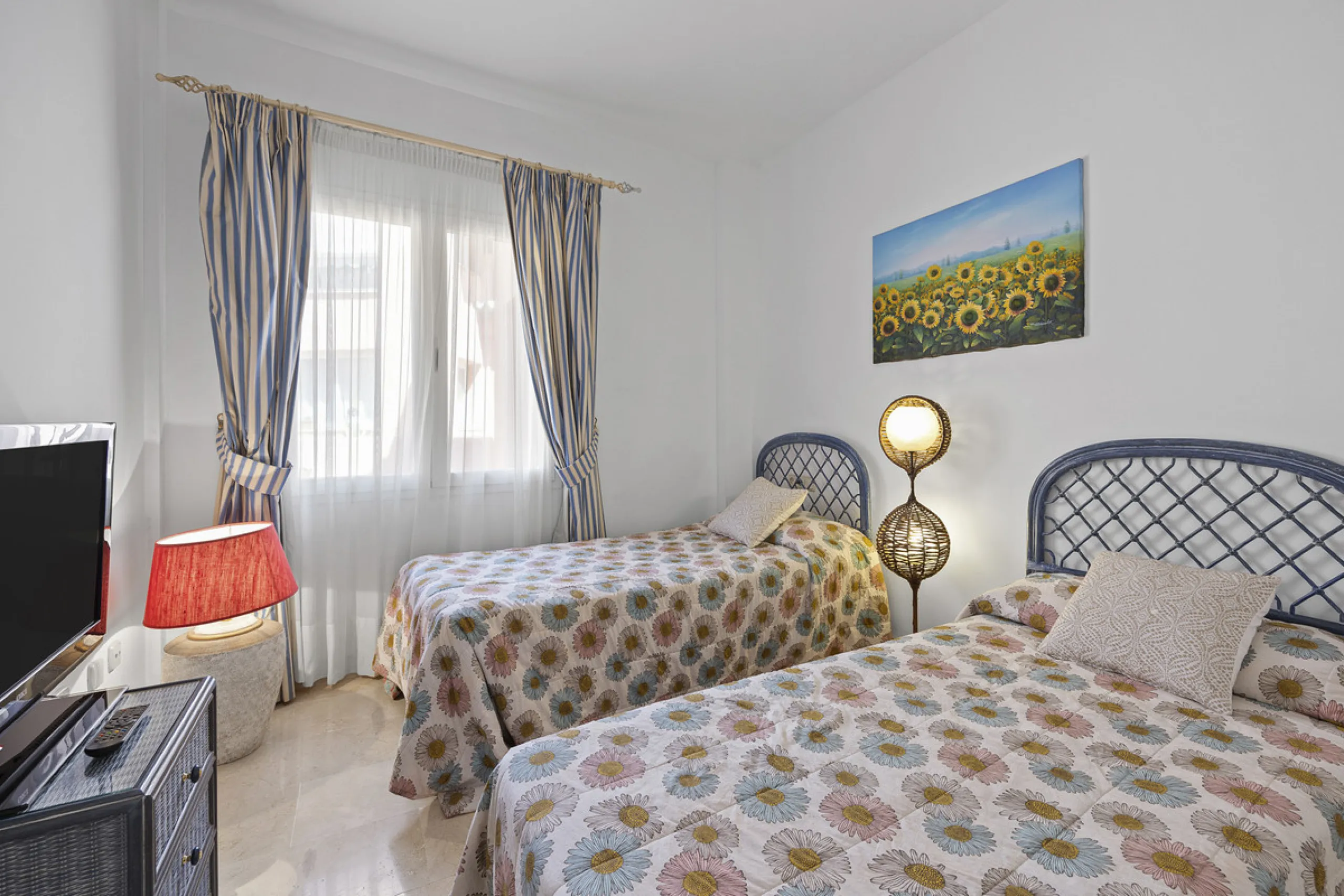 Located in the prestigious Golden Mile of Marbella, this beautifully presented four-bedroom, three-bathroom apartment offers a luxurious lifestyle in one of the most sought-after areas on the Costa del Sol. Set within a secure gated urbanisation with 24-h