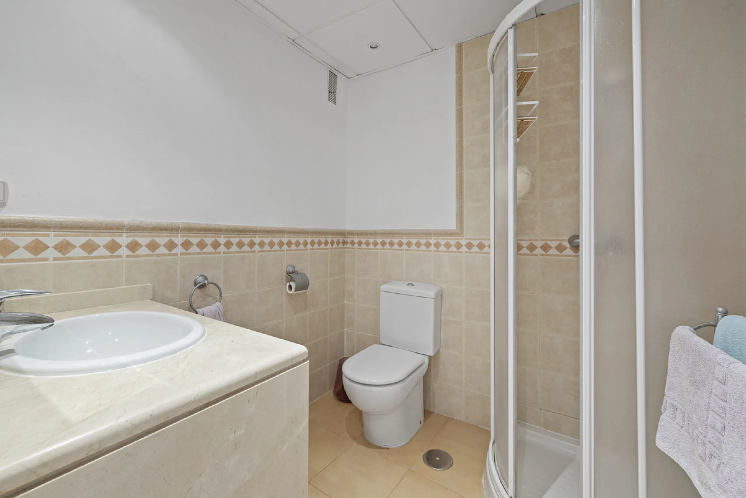 Located in the prestigious Golden Mile of Marbella, this beautifully presented four-bedroom, three-bathroom apartment offers a luxurious lifestyle in one of the most sought-after areas on the Costa del Sol. Set within a secure gated urbanisation with 24-h