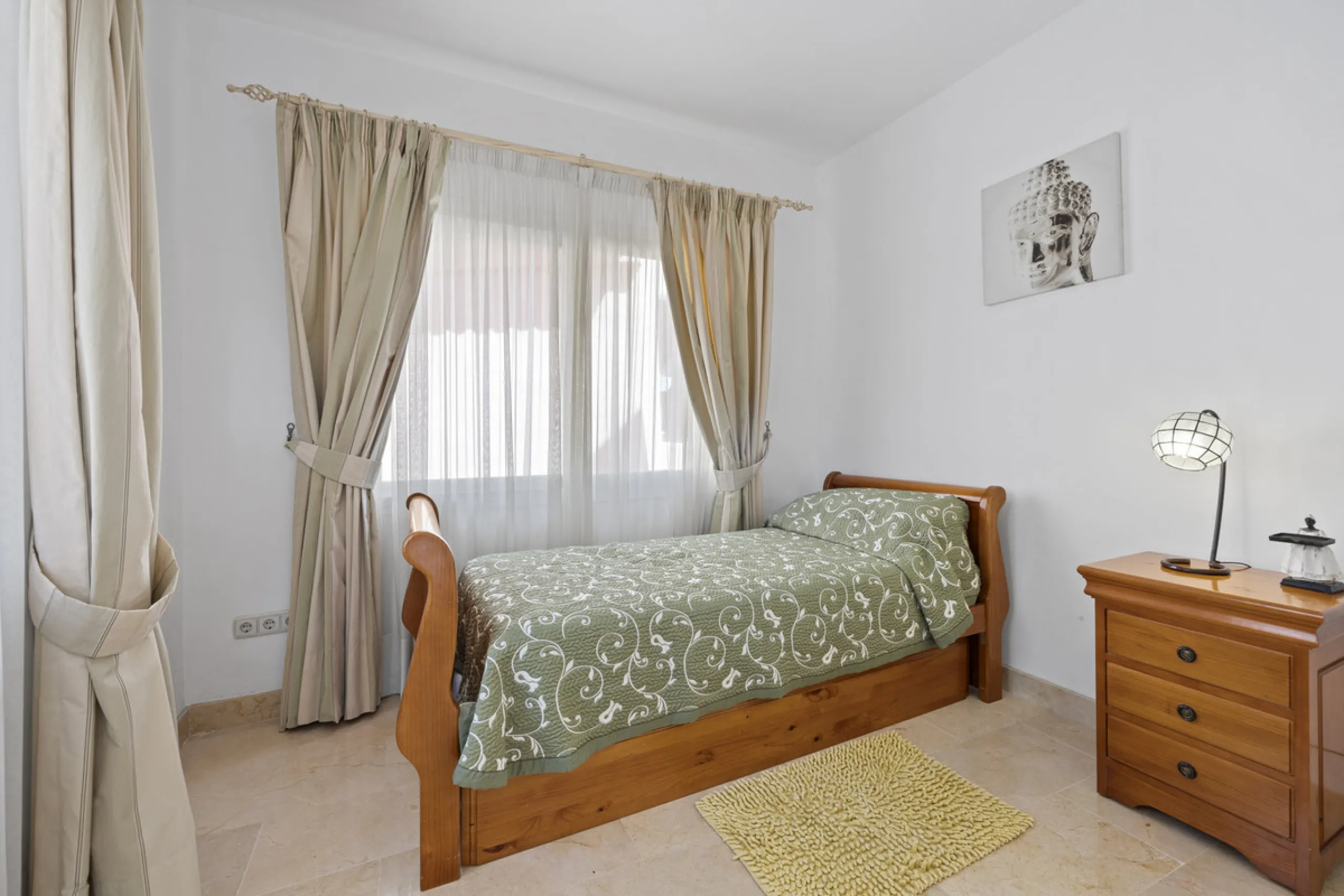Located in the prestigious Golden Mile of Marbella, this beautifully presented four-bedroom, three-bathroom apartment offers a luxurious lifestyle in one of the most sought-after areas on the Costa del Sol. Set within a secure gated urbanisation with 24-h