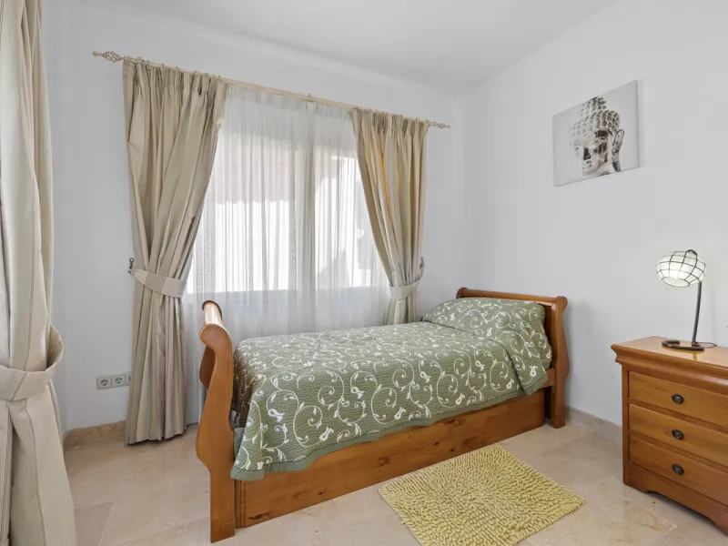 Located in the prestigious Golden Mile of Marbella, this beautifully presented four-bedroom, three-bathroom apartment offers a luxurious lifestyle in one of the most sought-after areas on the Costa del Sol. Set within a secure gated urbanisation with 24-h