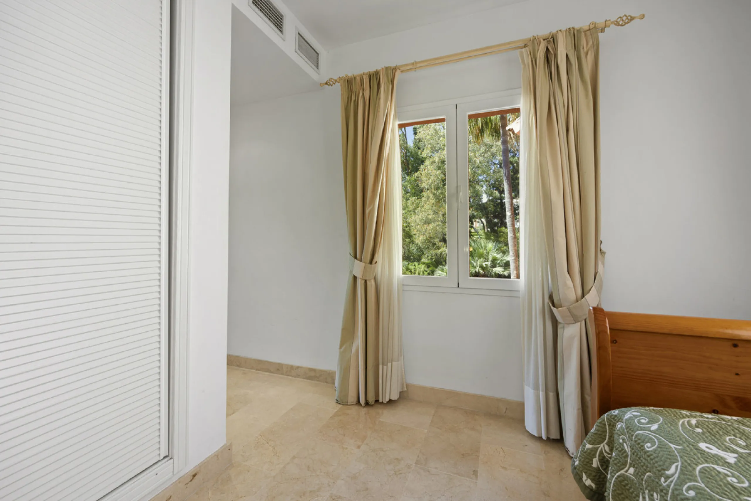 Located in the prestigious Golden Mile of Marbella, this beautifully presented four-bedroom, three-bathroom apartment offers a luxurious lifestyle in one of the most sought-after areas on the Costa del Sol. Set within a secure gated urbanisation with 24-h