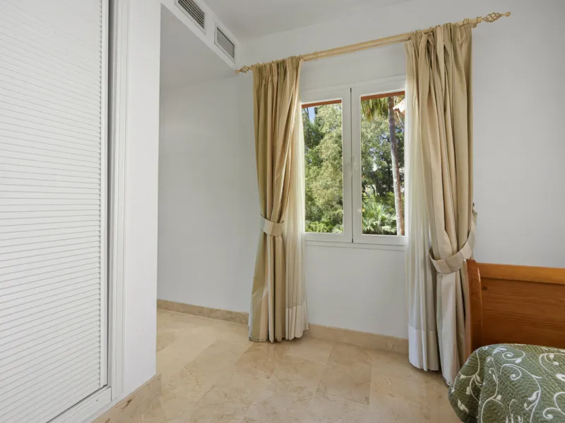 Located in the prestigious Golden Mile of Marbella, this beautifully presented four-bedroom, three-bathroom apartment offers a luxurious lifestyle in one of the most sought-after areas on the Costa del Sol. Set within a secure gated urbanisation with 24-h