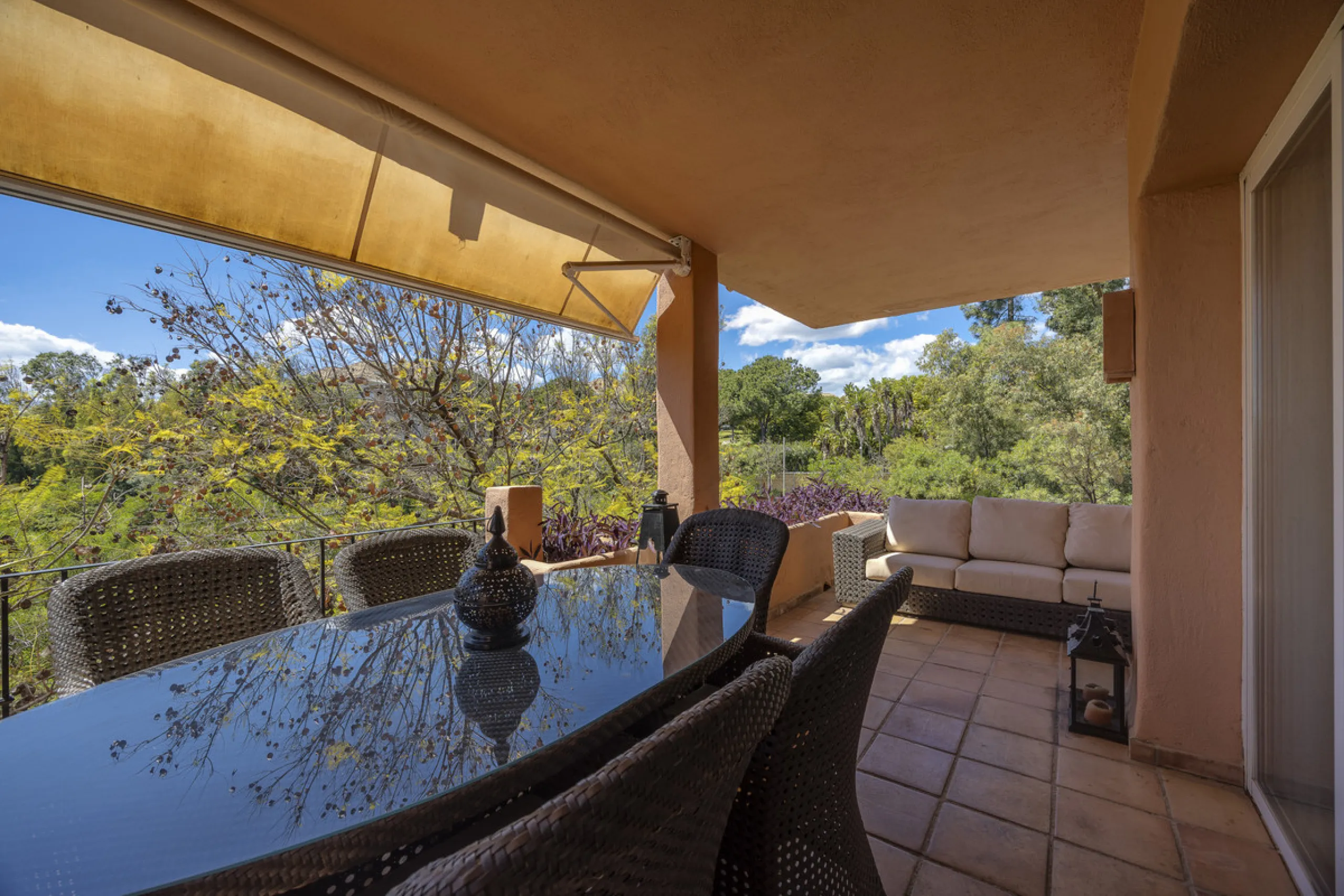 Located in the prestigious Golden Mile of Marbella, this beautifully presented four-bedroom, three-bathroom apartment offers a luxurious lifestyle in one of the most sought-after areas on the Costa del Sol. Set within a secure gated urbanisation with 24-h
