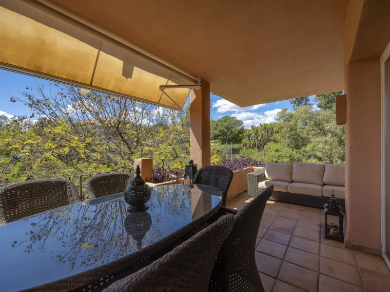 Located in the prestigious Golden Mile of Marbella, this beautifully presented four-bedroom, three-bathroom apartment offers a luxurious lifestyle in one of the most sought-after areas on the Costa del Sol. Set within a secure gated urbanisation with 24-h