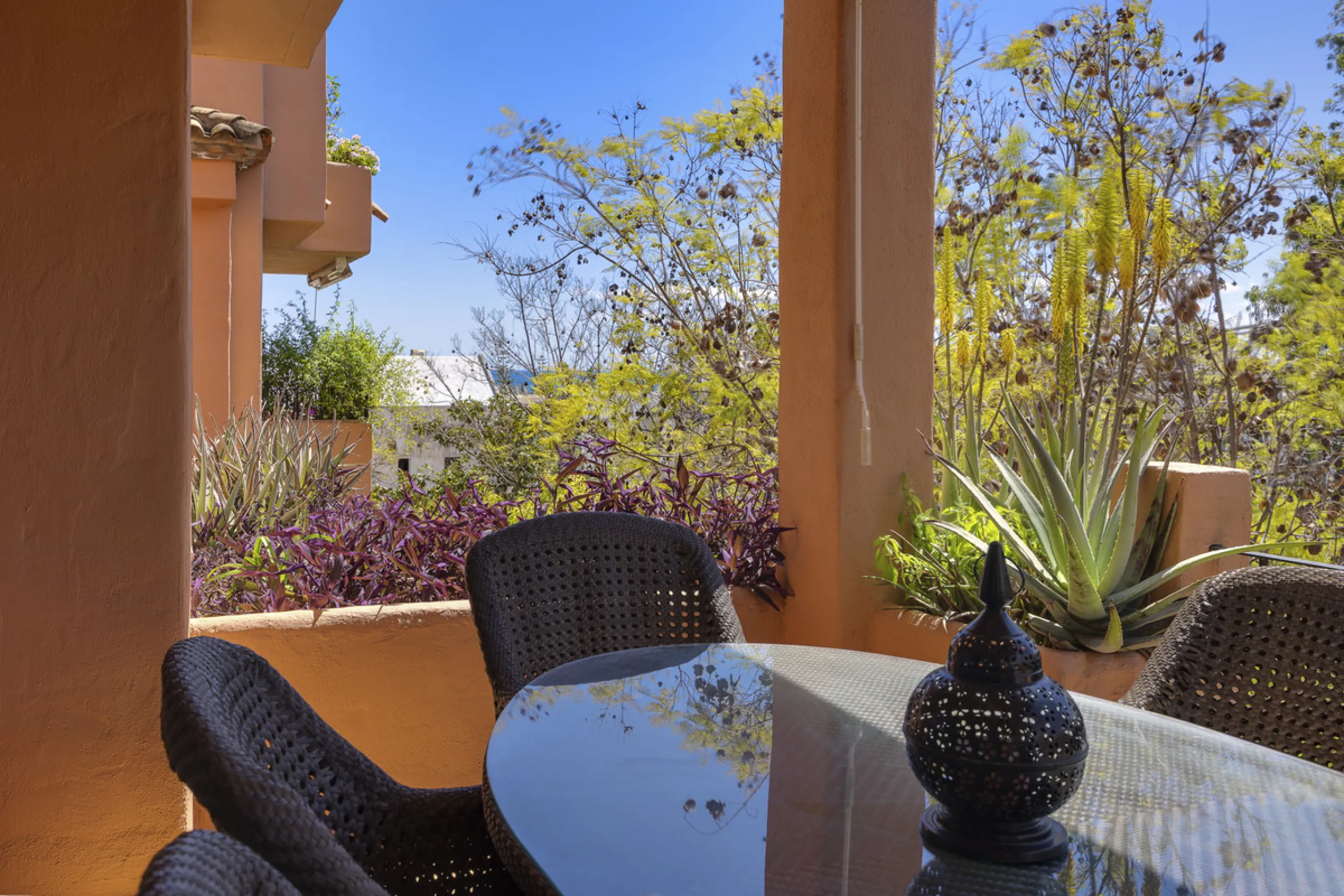 Located in the prestigious Golden Mile of Marbella, this beautifully presented four-bedroom, three-bathroom apartment offers a luxurious lifestyle in one of the most sought-after areas on the Costa del Sol. Set within a secure gated urbanisation with 24-h