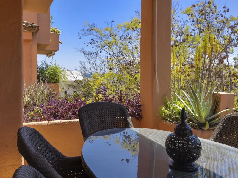 Located in the prestigious Golden Mile of Marbella, this beautifully presented four-bedroom, three-bathroom apartment offers a luxurious lifestyle in one of the most sought-after areas on the Costa del Sol. Set within a secure gated urbanisation with 24-h