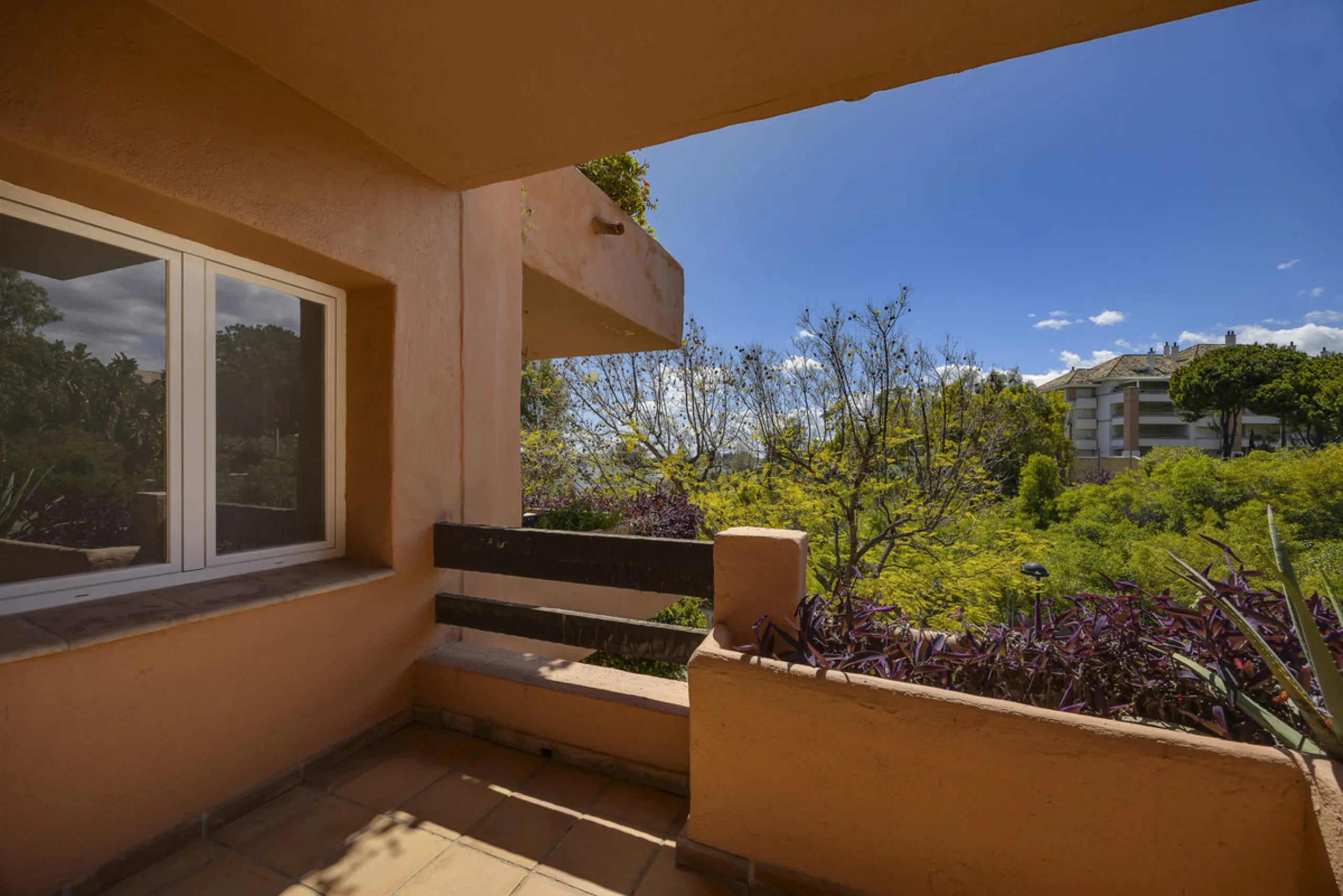 Located in the prestigious Golden Mile of Marbella, this beautifully presented four-bedroom, three-bathroom apartment offers a luxurious lifestyle in one of the most sought-after areas on the Costa del Sol. Set within a secure gated urbanisation with 24-h