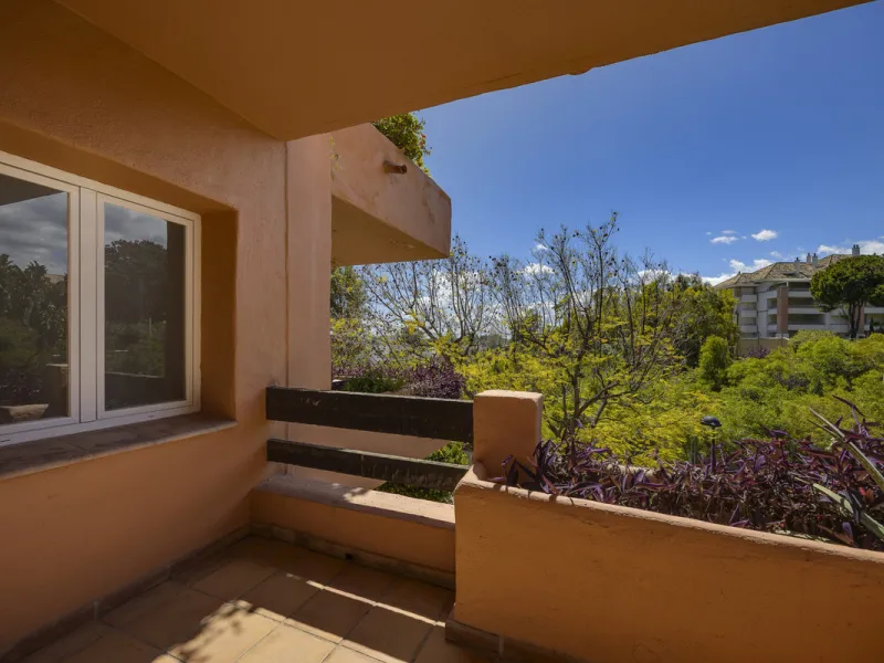 Located in the prestigious Golden Mile of Marbella, this beautifully presented four-bedroom, three-bathroom apartment offers a luxurious lifestyle in one of the most sought-after areas on the Costa del Sol. Set within a secure gated urbanisation with 24-h
