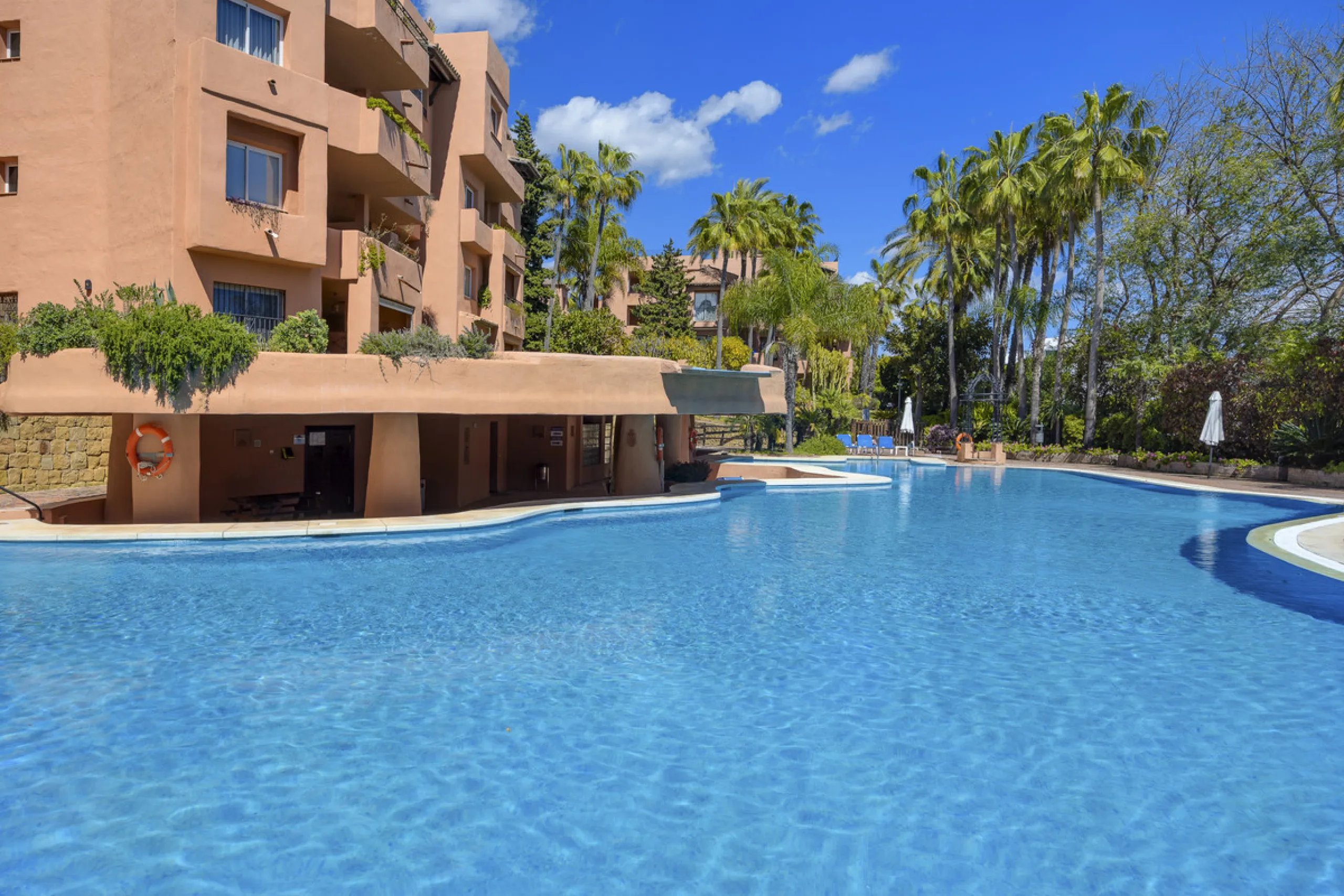Located in the prestigious Golden Mile of Marbella, this beautifully presented four-bedroom, three-bathroom apartment offers a luxurious lifestyle in one of the most sought-after areas on the Costa del Sol. Set within a secure gated urbanisation with 24-h
