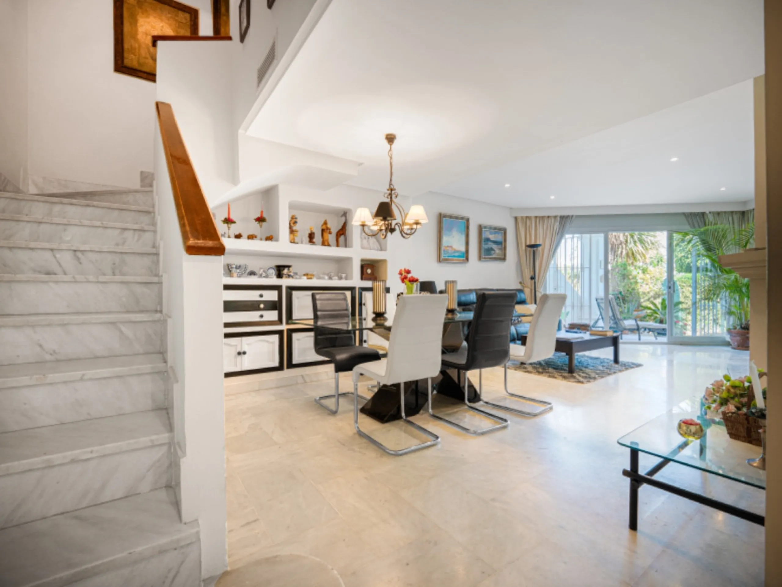 House - Townhouse в продаже в Marbella, Málaga. В доме 3 спален и 3 ванных комнат. Площадь дома 169 м². Площадь участка 210 м²