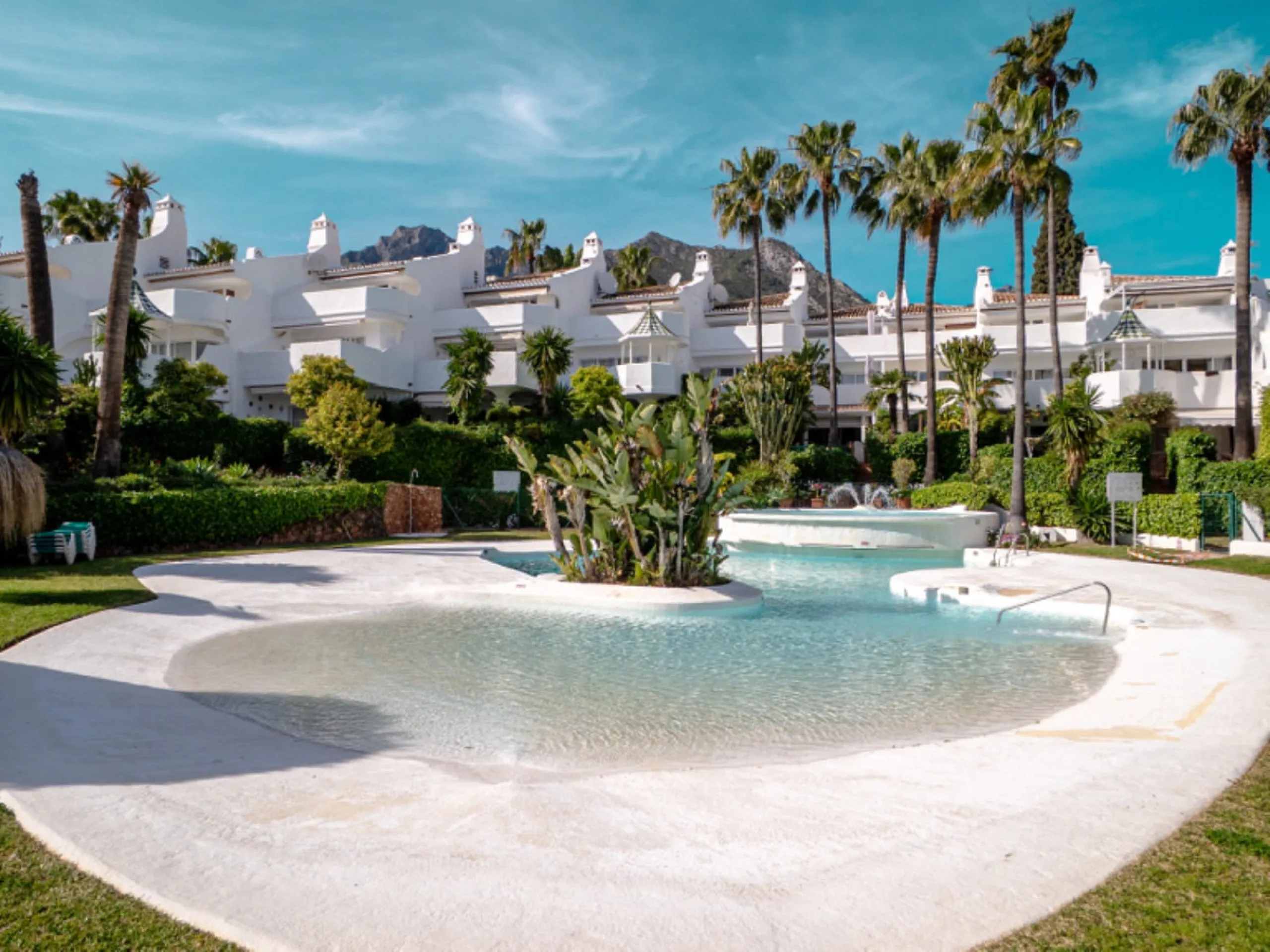 House - Townhouse в продаже в Marbella, Málaga. В доме 3 спален и 3 ванных комнат. Площадь дома 169 м². Площадь участка 210 м²