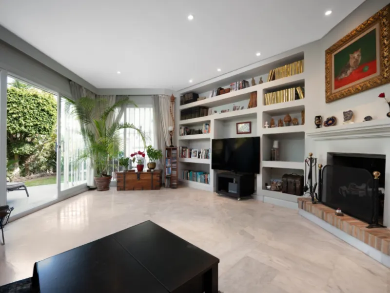 House - Townhouse в продаже в Marbella, Málaga. В доме 3 спален и 3 ванных комнат. Площадь дома 169 м². Площадь участка 210 м²