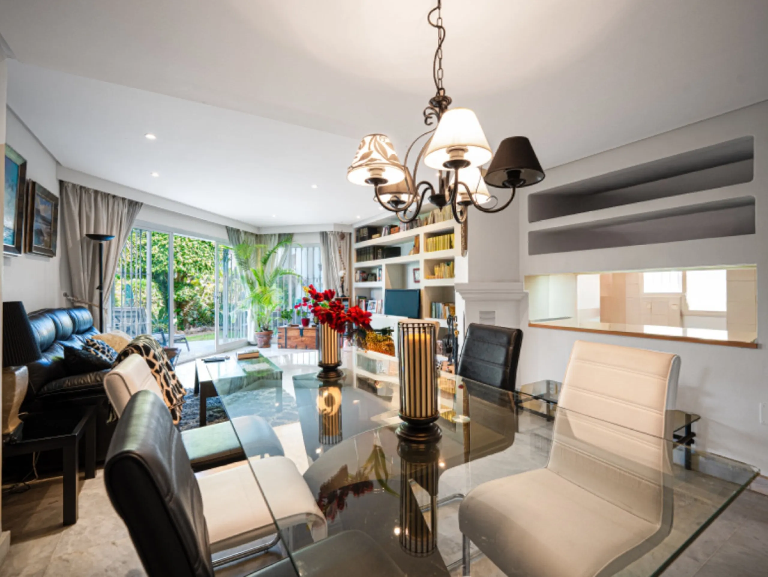 House - Townhouse в продаже в Marbella, Málaga. В доме 3 спален и 3 ванных комнат. Площадь дома 169 м². Площадь участка 210 м²