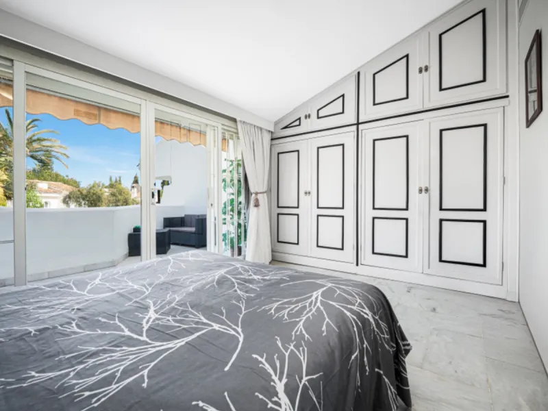 House - Townhouse в продаже в Marbella, Málaga. В доме 3 спален и 3 ванных комнат. Площадь дома 169 м². Площадь участка 210 м²