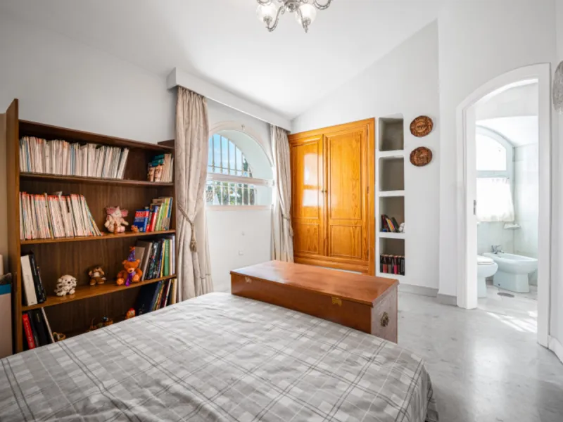 House - Townhouse в продаже в Marbella, Málaga. В доме 3 спален и 3 ванных комнат. Площадь дома 169 м². Площадь участка 210 м²
