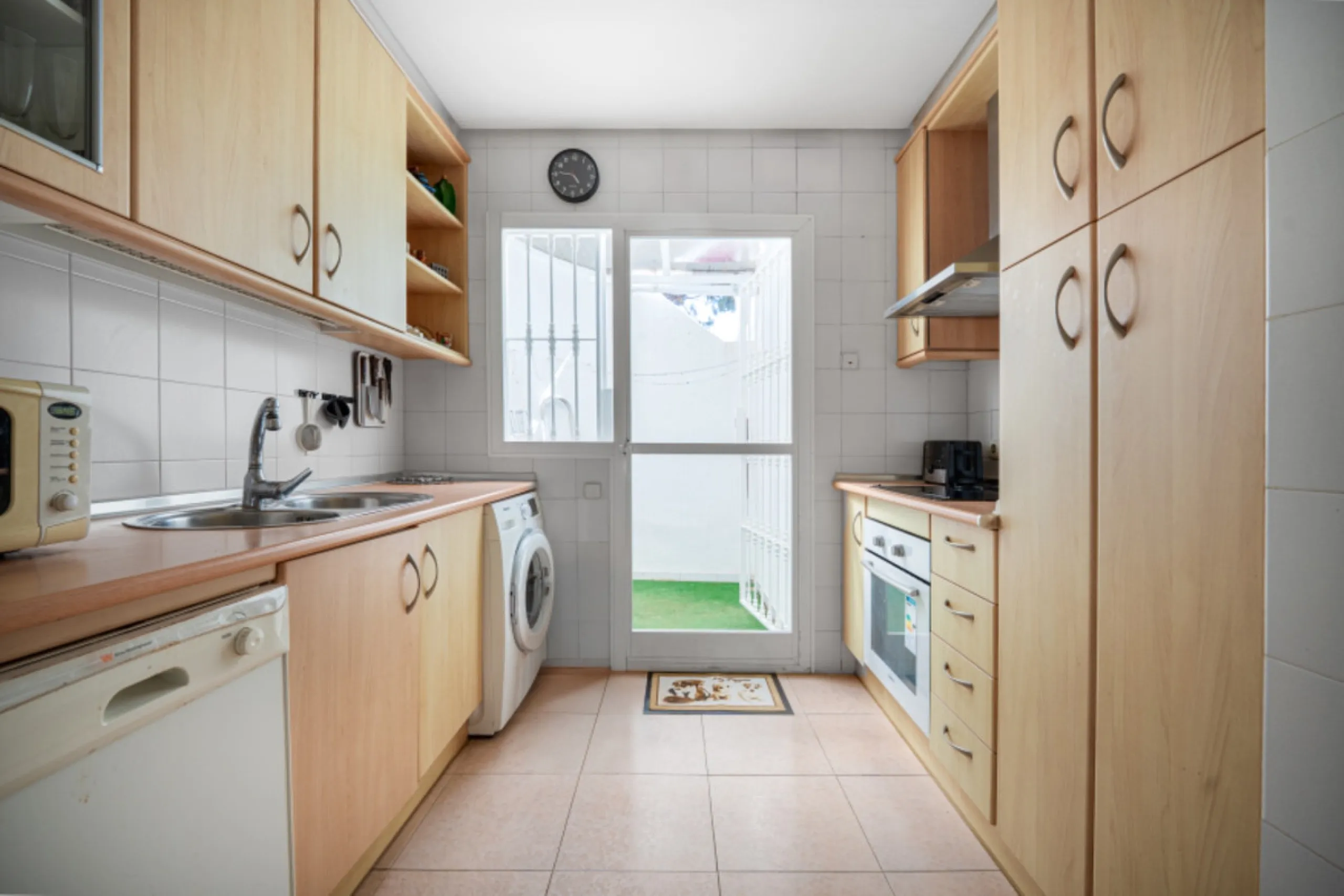 House - Townhouse в продаже в Marbella, Málaga. В доме 3 спален и 3 ванных комнат. Площадь дома 169 м². Площадь участка 210 м²