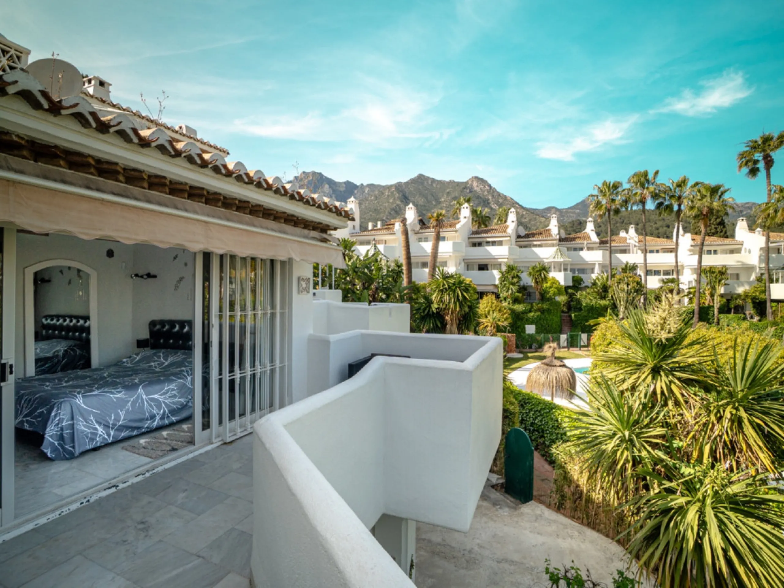 House - Townhouse в продаже в Marbella, Málaga. В доме 3 спален и 3 ванных комнат. Площадь дома 169 м². Площадь участка 210 м²